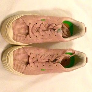 Women’s Cariuma Low Sneakers, Size 8, Rose